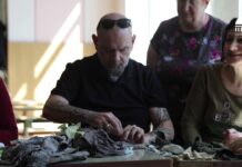 ВИДЕО: Советник мэра Парижа плетет маскировочные сети для ВСУ Eric Gontier