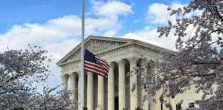 Верховный суд предотвратил депортации украинцев из США Supreme Court of the United States