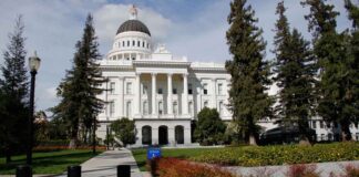 В Калифорнии подсчитывают голоса после проведения Первичных выборов California State Capitol, Sacramento, Ca