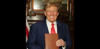Продажа Библии – новый бизнес Дональда Трампа Trump sells Bibles