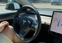 Илон Маск пообещал показать летающий автомобиль Tesla Tesla