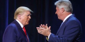 Суд прекратил дело против Трампа о хранении секретных документов Robert Morris and Donald Trump