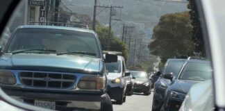 Трамп заявил о возможности введения 25-процентных тарифов на импортные автомобили Car in the mirror