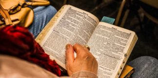 Калифорнийские заключенные получали наркотики в Библиях Bible