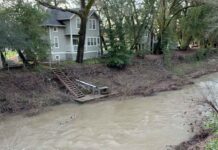 Шторм с угрозой торнадо обрушился на Калифорнию Napa river