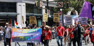Трамп подписал закон, запрещающий делать операции детям по смене пола SF Pride Parade 2019
