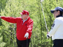 Trump plays golf