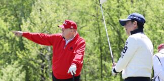 Трамп расходует десятки миллионов долларов налогоплательщиков на гольф Trump plays golf