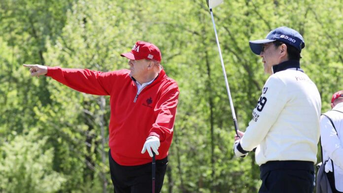 Trump plays golf