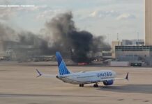 В аэропорту Денвера загорелся самолет American Airlines American Airlines flight diverted to Denver, engine catches fire