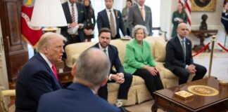 Трамп: Россия “должна поступить правильно” по отношению к Украине Trump