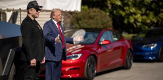 Трамп приобрел Tesla в знак поддержки Илона Маска Elon Musk helps President Trump pick his new Tesla