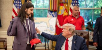 Трамп продает бейсболки с надписью TRUMP 2028 TRUMP 2028 cap