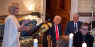 Трамп: “Америка всегда будет верить в Бога” Trump and Paula White