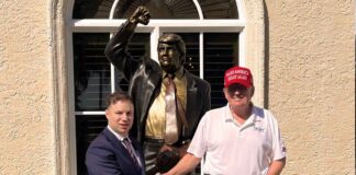 Трамп открыл памятник самому себе в своем гольф-клубе во Флориде Trump statue