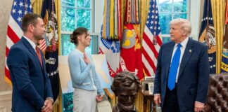 Президент Трамп встретился с балериной Ксенией Карелиной President Trump meets Ksenia Karelina