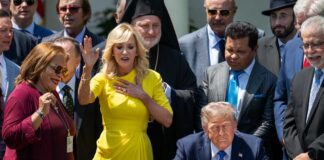 Трамп намеревается «вернуть Америку как нацию под Богом» President Trump Participates in a National Day of Prayer Event