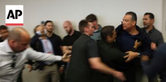 Сенатора Калифорнии удалили с брифинга МВД США Alex Padilla