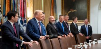 Трамп: “Цена на безин упала до 2 долларов!” President Donald Trump speaks during a cabinet meeting