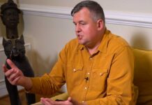 «Украинцам пора перестать считать, что весь мир им что-то должен» Денис у микрофона