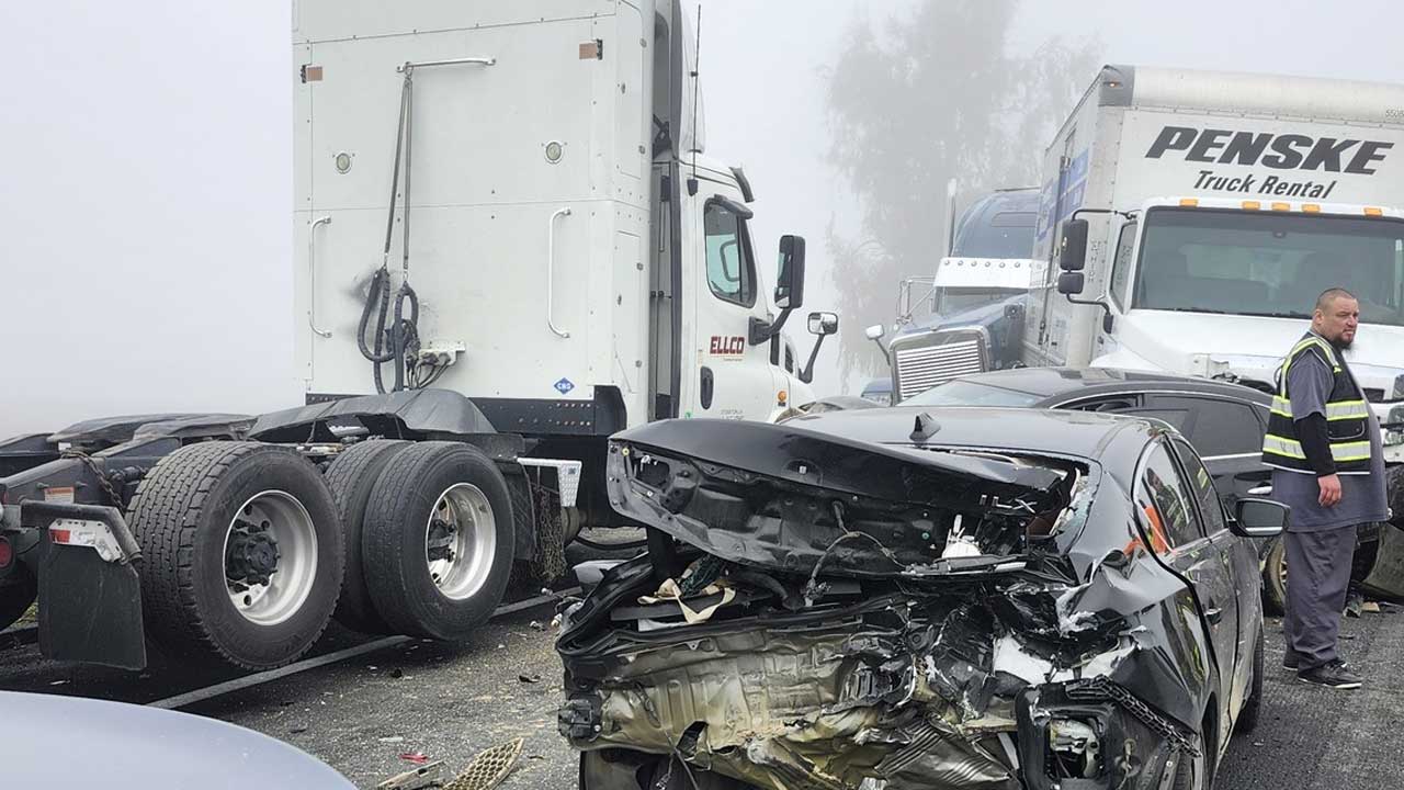 Массовое ДТП с участием 59 автомобилей парализовало трассу в Калифорнии 59-vehicle collision on State Route 99 near Avenue 24