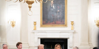 Билл Гейтс извинился за связи с российскими женщинами President Donald Trump and First Lady Melania Trump host business and technology leaders for a dinner in State Dining Room at the White House