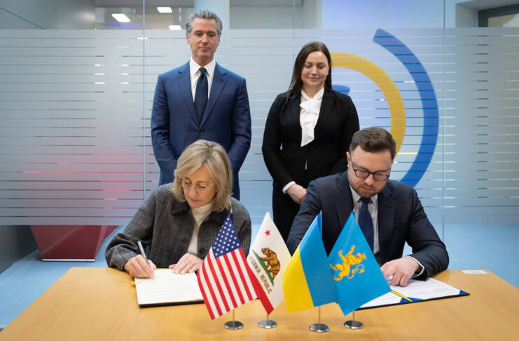 Governor Newsom and California GO-Biz Director Dee Dee Myers signed a MOU with Deputy Governor Oleksandr Kulepin of Lviv, Ukraine.