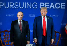 Белый дом: ФБР тайно проверяло, не работал ли Трамп на Россию Trump meets Putin in Alaska