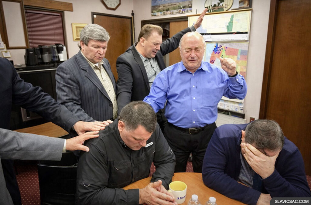 Епископы Адам Бондарук, Владимир Лащук, Иван Гаврилюк благословляют Геннадия Мохненко