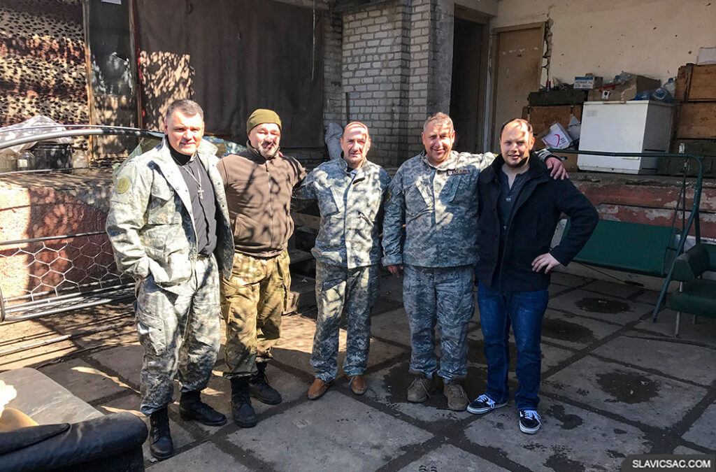 Слева направо: Геннадий Мохненко, неизвестный боец, капеллан Евгений Коваленко, капеллан Альберт Хомяк, Руслан Гуржий