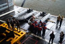 Космический корабль Artemis II успешно приводнился в Тихом океане после облёта Луны nasa-boat-ship