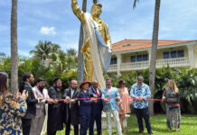 Во Флориде освятили золотой памятник Трампу don-Colossus-statue-trump