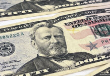 В США ужесточат проверку иммигрантов на получение государственных пособий money-dollar