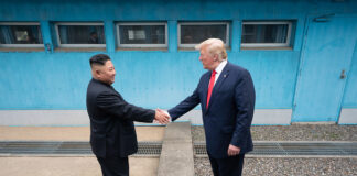Из-за «хороших отношений» с Ким Чен Ыном Трамп сокращает поддержку Южной Кореи President Trump Meets with Chairman Kim Jong Un