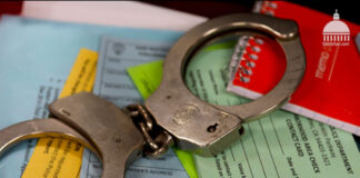 ICE планирует оснастить агентов электрошоковыми перчатками police-arrest-handcuffs