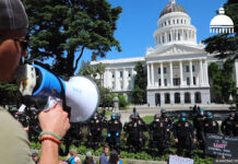 Коррупцию в правительстве США считают распространенной 89% американцев protest-covid-sacramento-capitol