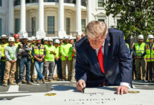 Минюст: без имени Трампа на фасаде Центр Кеннеди снесут trump-white-house-sign