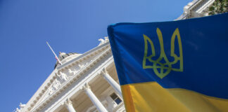 Украинцам предлагают бесплатную стажировку в США по 5 направлениям ukrainian-flag-capitol-sacramento