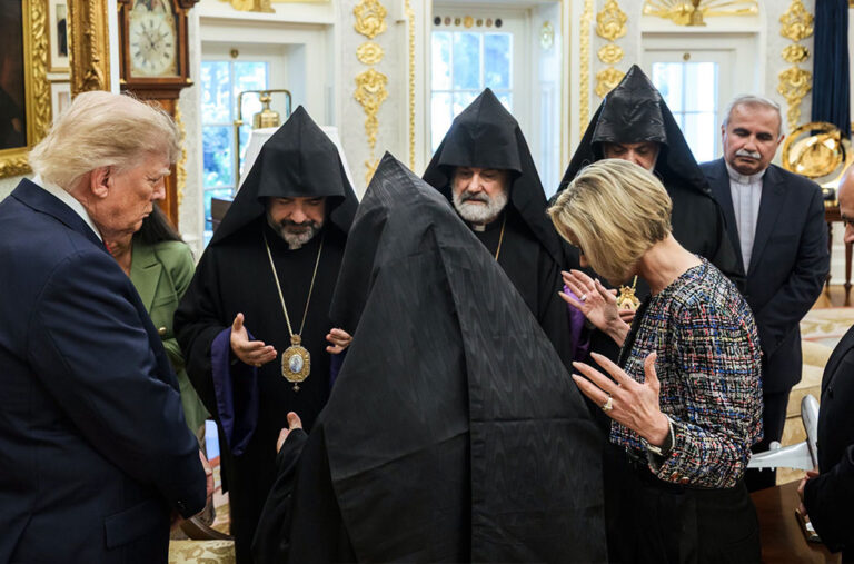 Представители армянских церквей помолились за Трампа в Овальном кабинете