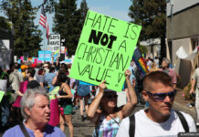 Суд запретил матери водить 11-летнюю дочь в церковь church-religion-hate-lgbt