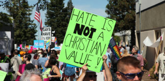 Суд запретил матери водить 11-летнюю дочь в церковь church-religion-hate-lgbt