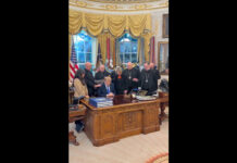 Молитва за Трампа в Белом доме вызвала протест католиков trump-prayer