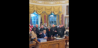 Молитва за Трампа в Белом доме вызвала протест католиков trump-prayer